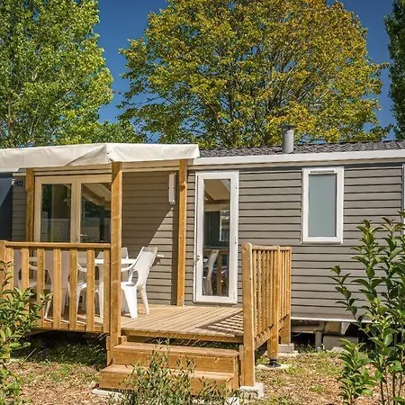 Camping La Baule 度假村 *